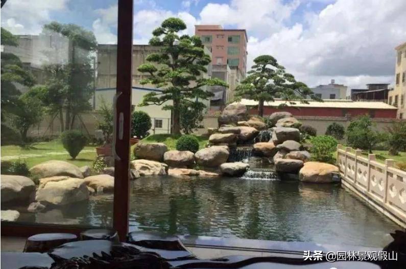 锦鲤鱼池庭院假山流水,庭院鱼池养锦鲤的正确方法