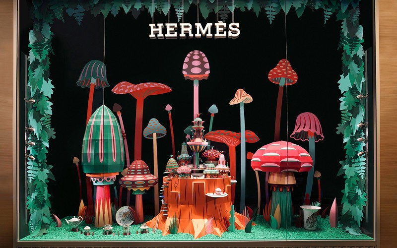 学生取快递排队排上山,在校大学生取快递路上