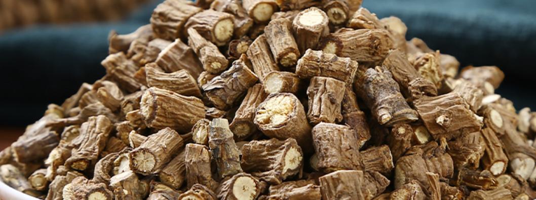 欣擎茹草踏春来·柴胡