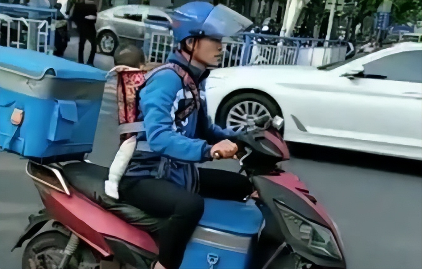 带女儿菲儿送外卖央视,安徽穷小子带女儿一起送外卖