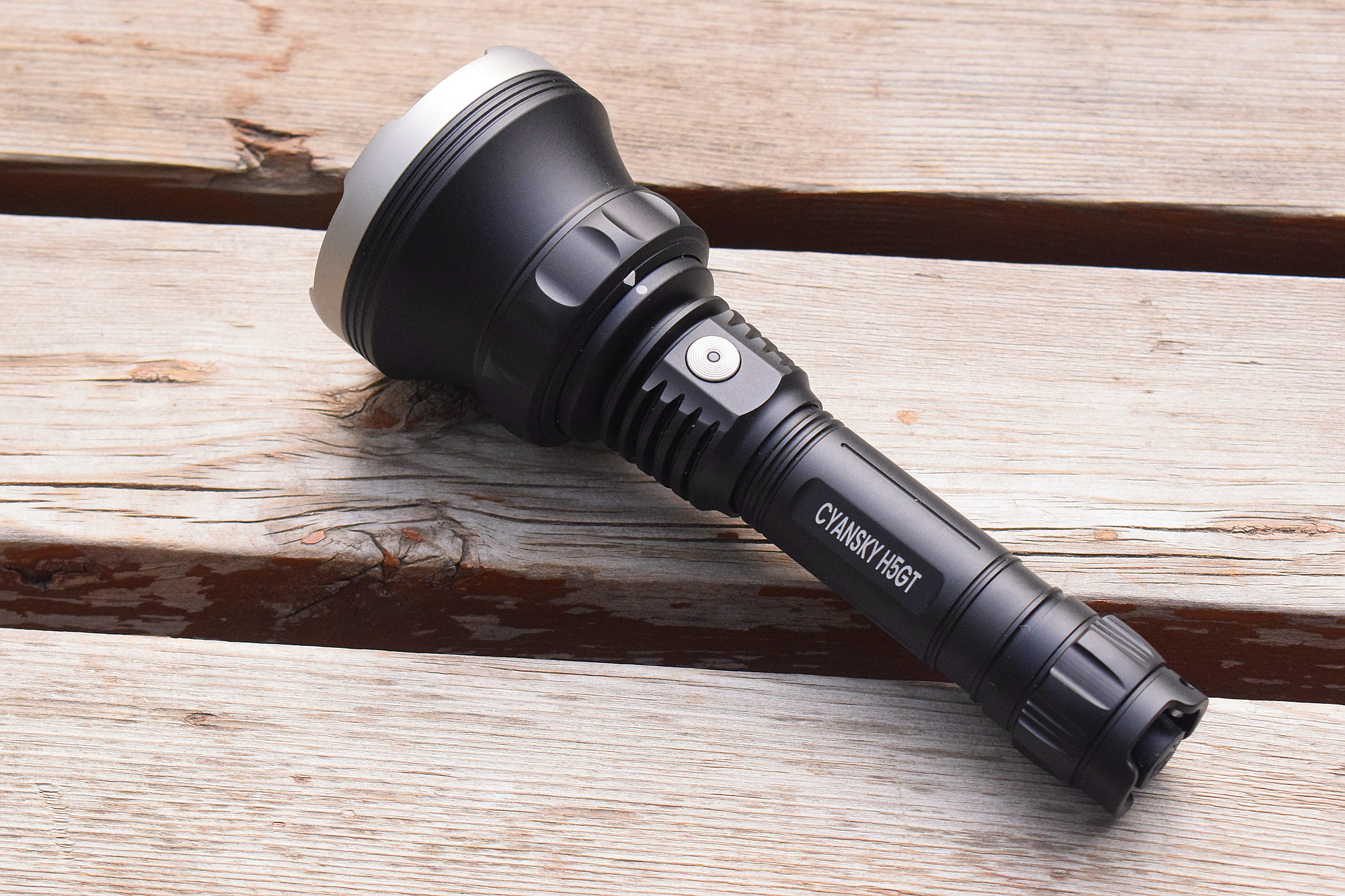 双光源任切换，千米光柱一线天！CYANSKYH5GT远射手电体验