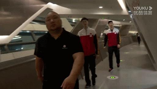 为什么现在年轻人这么喜欢看电视,为什么年轻人总喜欢上网