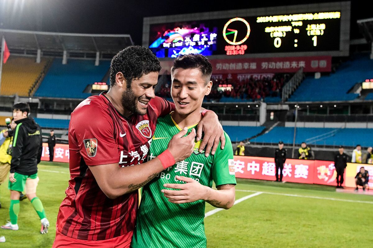 韦世豪和女朋友婚礼照,韦世豪向妻子示爱照片