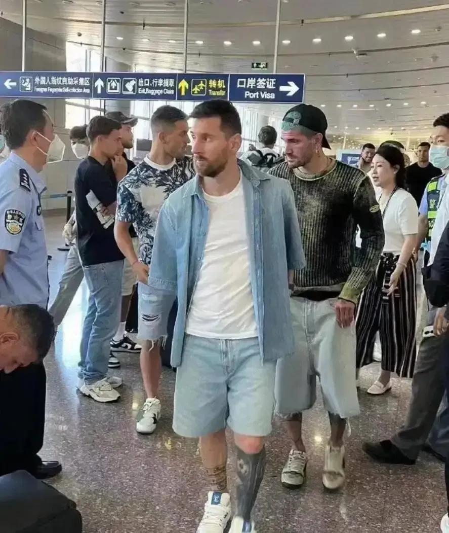 球迷与梅西友善的近距离互动,梅西再见到恩师