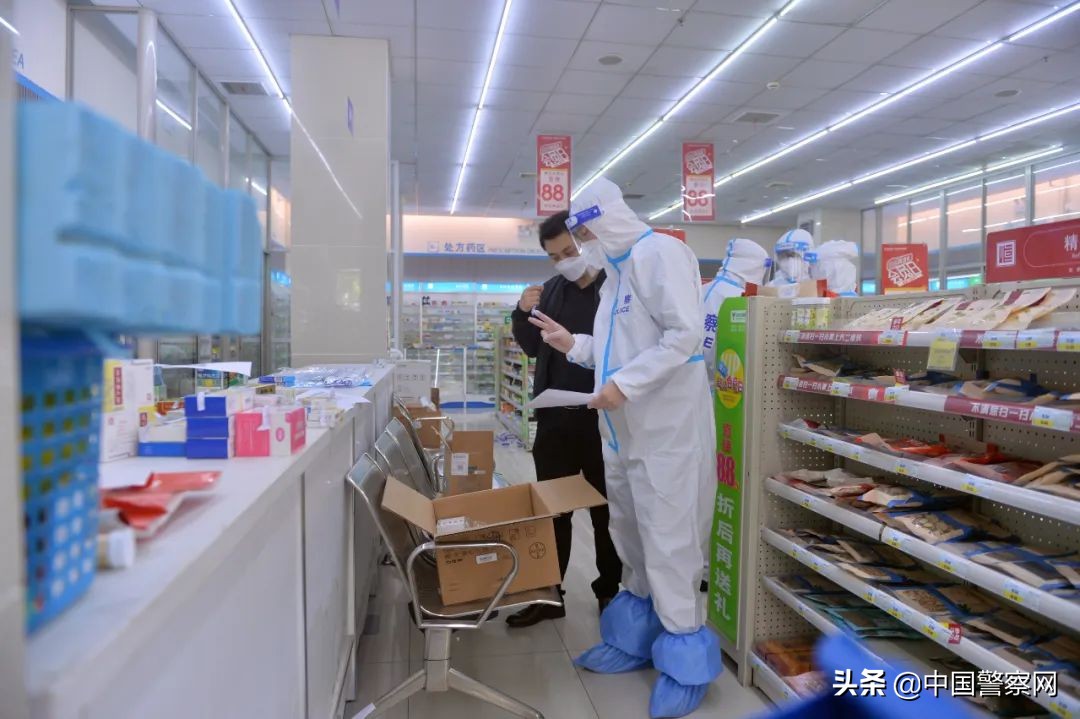 疫情防控下社区民警的坚守,疫情当前警察不退警徽闪耀党旗红