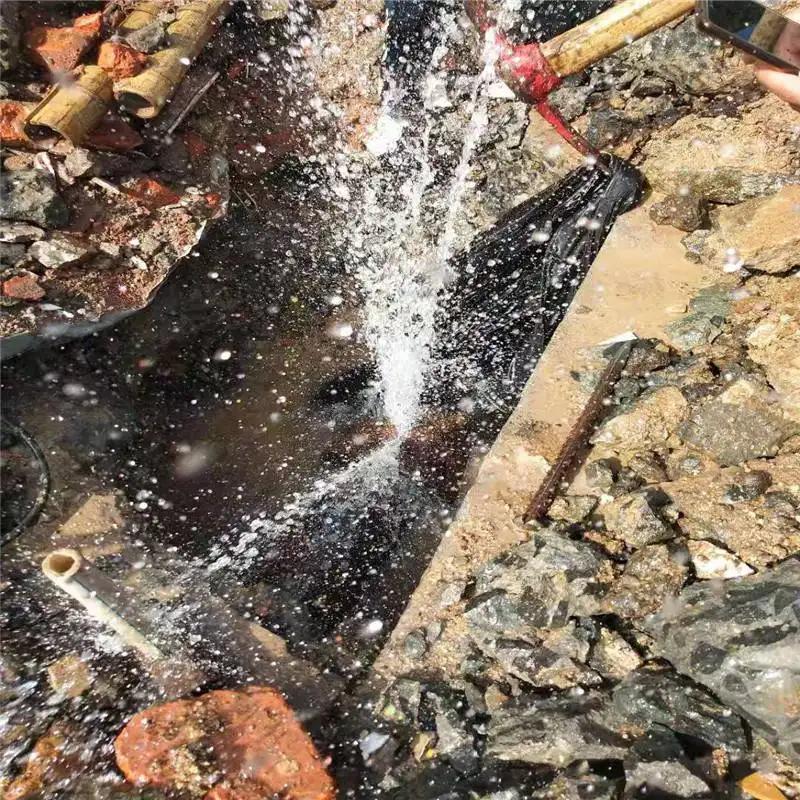 下水管漏水流到邻居家要赔偿吗,自来水管漏水跑水算谁的责任