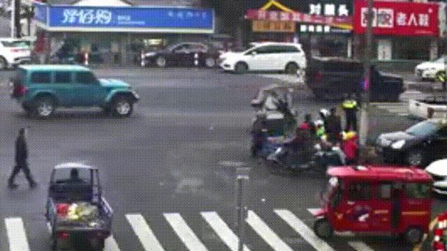 外卖小哥带着孩子送外卖警察帮忙,外卖小哥在十字路口执勤