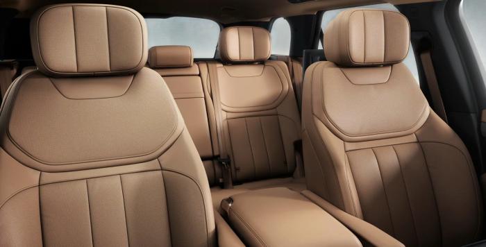 进口SUV神仙打架：路虎揽胜运动版和保时捷卡宴谁更强？