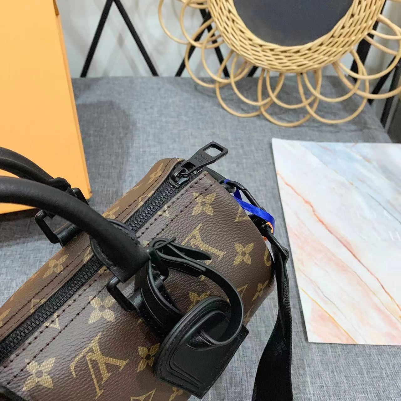 今年流行的lv圆枕头包,2022最火的枕头包图片