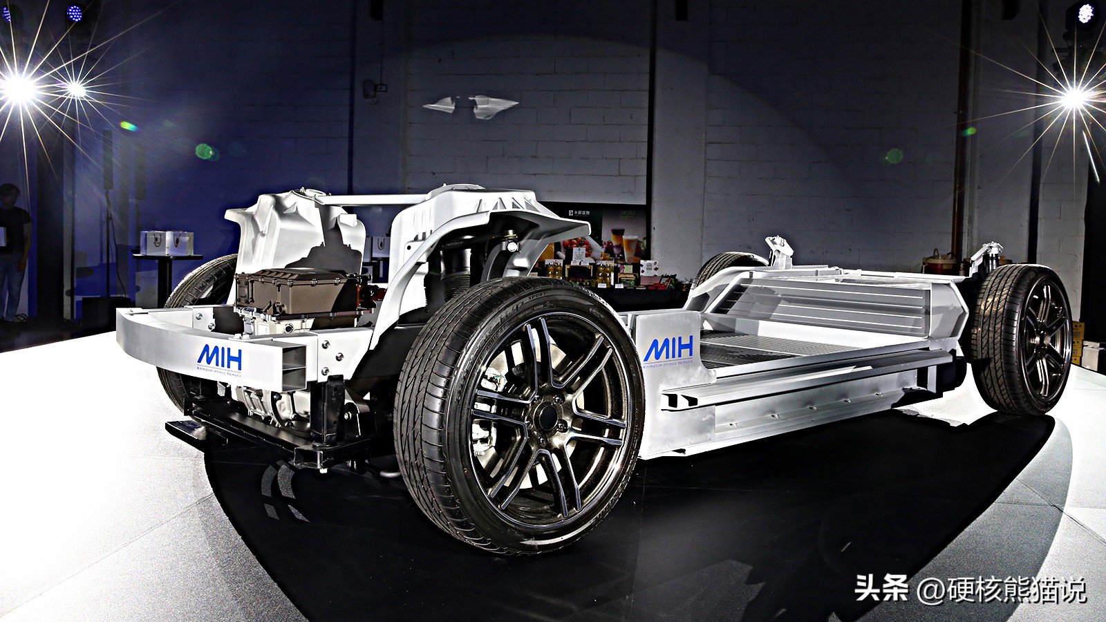 碰瓷特斯拉，要当汽车界“安卓”，富士康造车野心有多大？