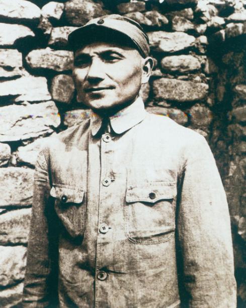 伟人与香烟：毛*东泽**吸百家烟，*小平邓**吸烟被递条，为戒烟吃花生