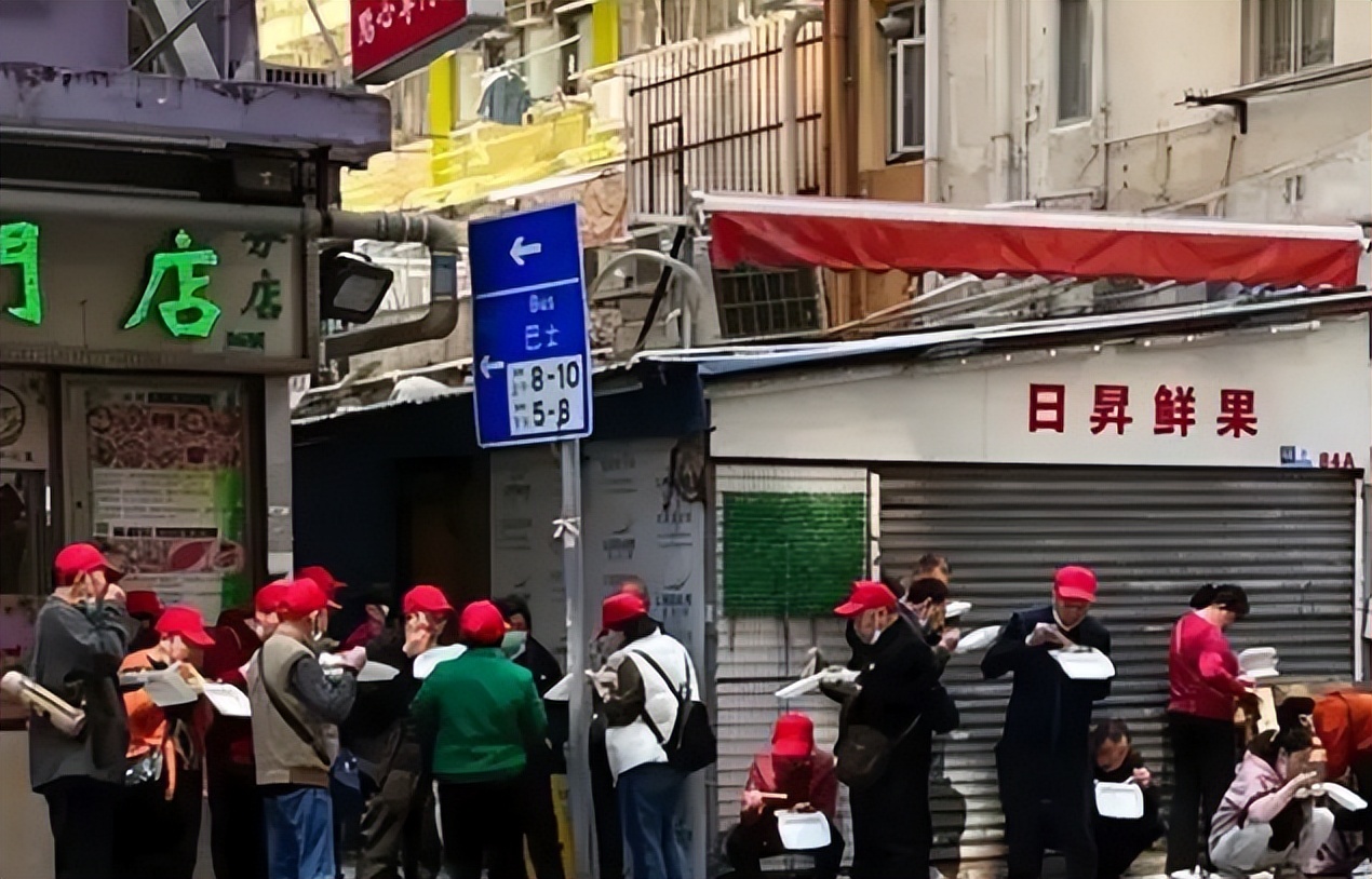 内地游客在香港街头吃饭,香港本地人评价大陆游客
