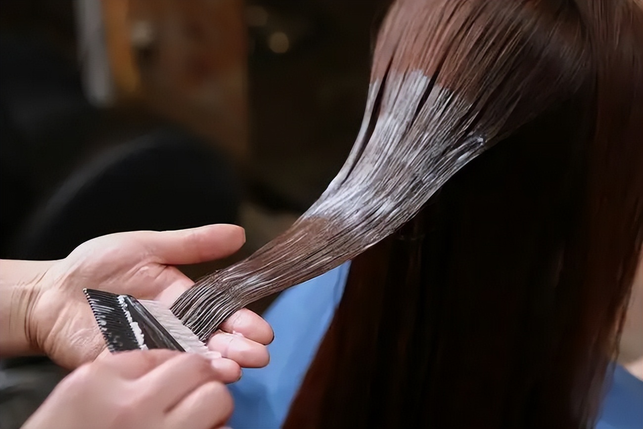 独家教程自己在家染发省钱又时髦,在家染发的步骤和技巧