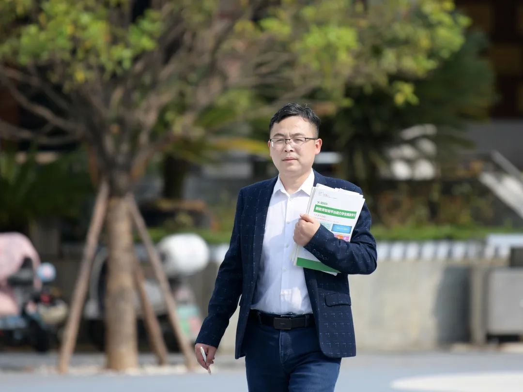 祝贺!绵阳南山中学王小波老师荣获绵阳市“先进工作者”荣誉称号