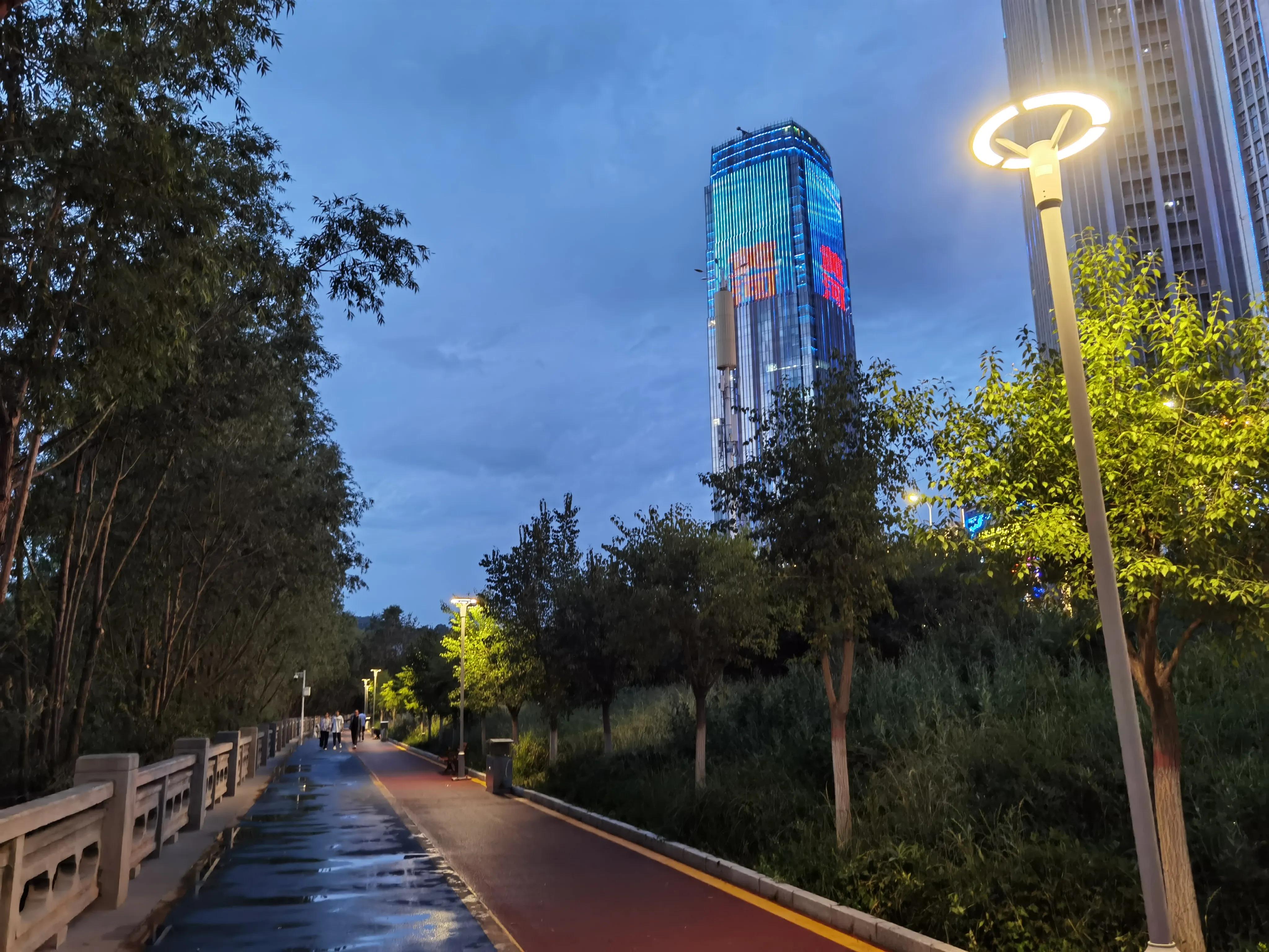 七一开怀赋锦章，锤镰飞彩映朝阳