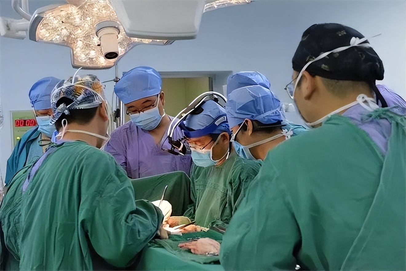 男子被烧伤医生拿来10万条虫,21岁小伙被严重烧伤