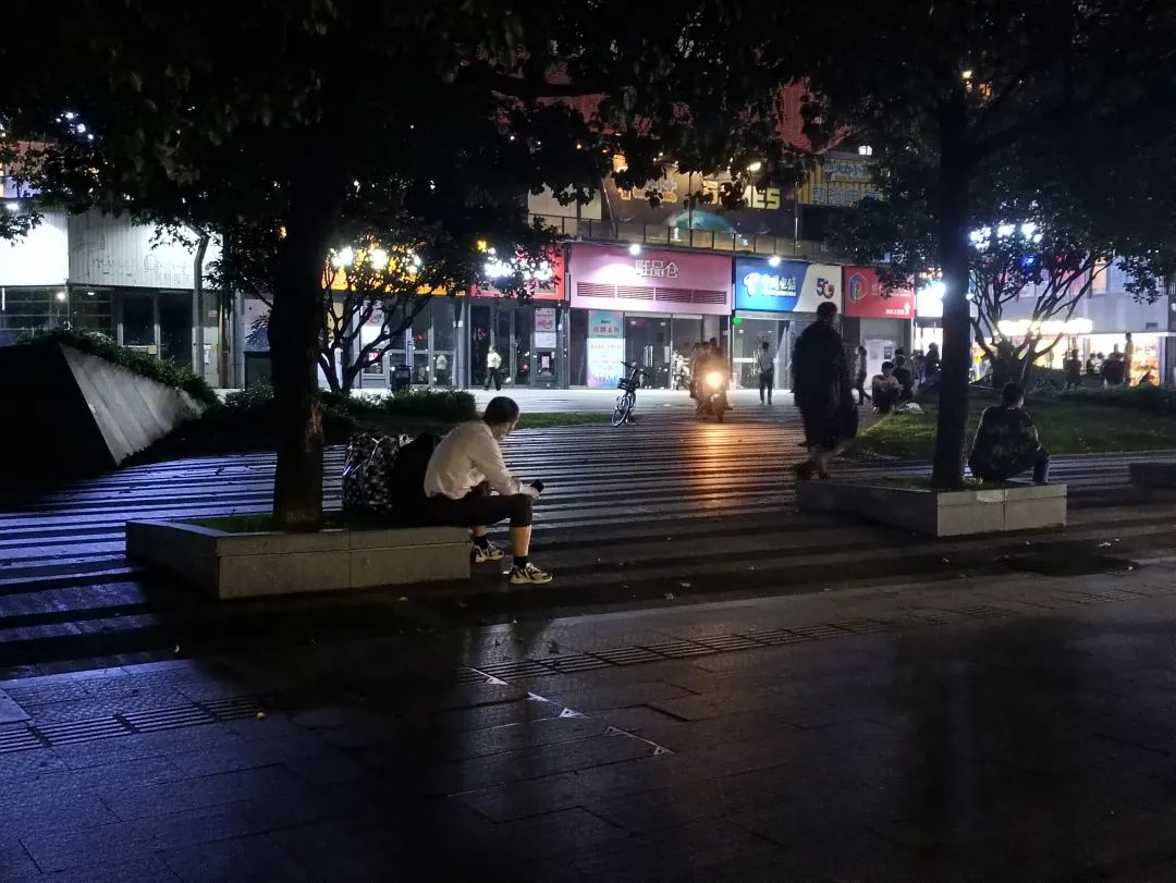 三和青年调查实录：龙华汽车站，这里是深圳最特殊的地方