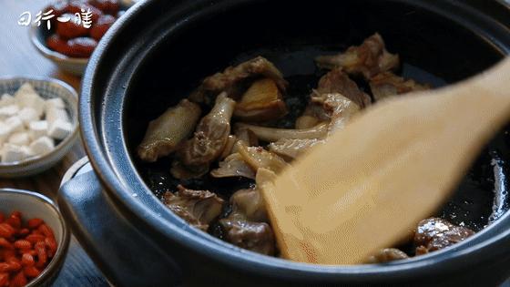 药膳滋补鸽子汤怎么炖最补气血,一鸽胜九鸡教你在家煲药膳鸽子汤