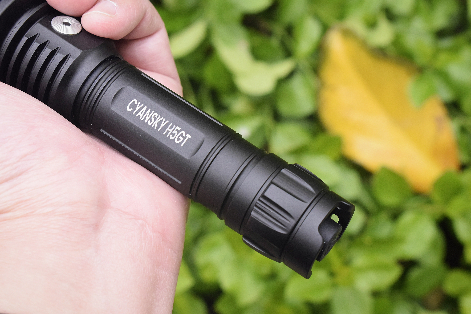 双光源任切换，千米光柱一线天！CYANSKYH5GT远射手电体验