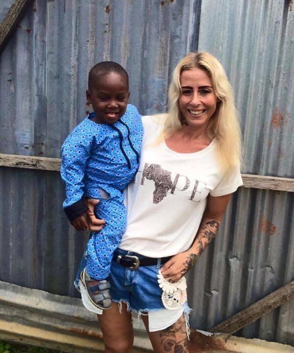 2016年，那个被白人美女喂水喝的非洲男孩，6年后的他怎么样了？