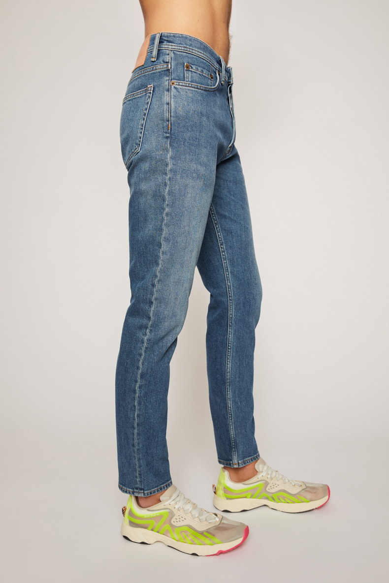 二十多块钱一条的牛仔裤,几十块钱的牛仔裤和100块钱的差别