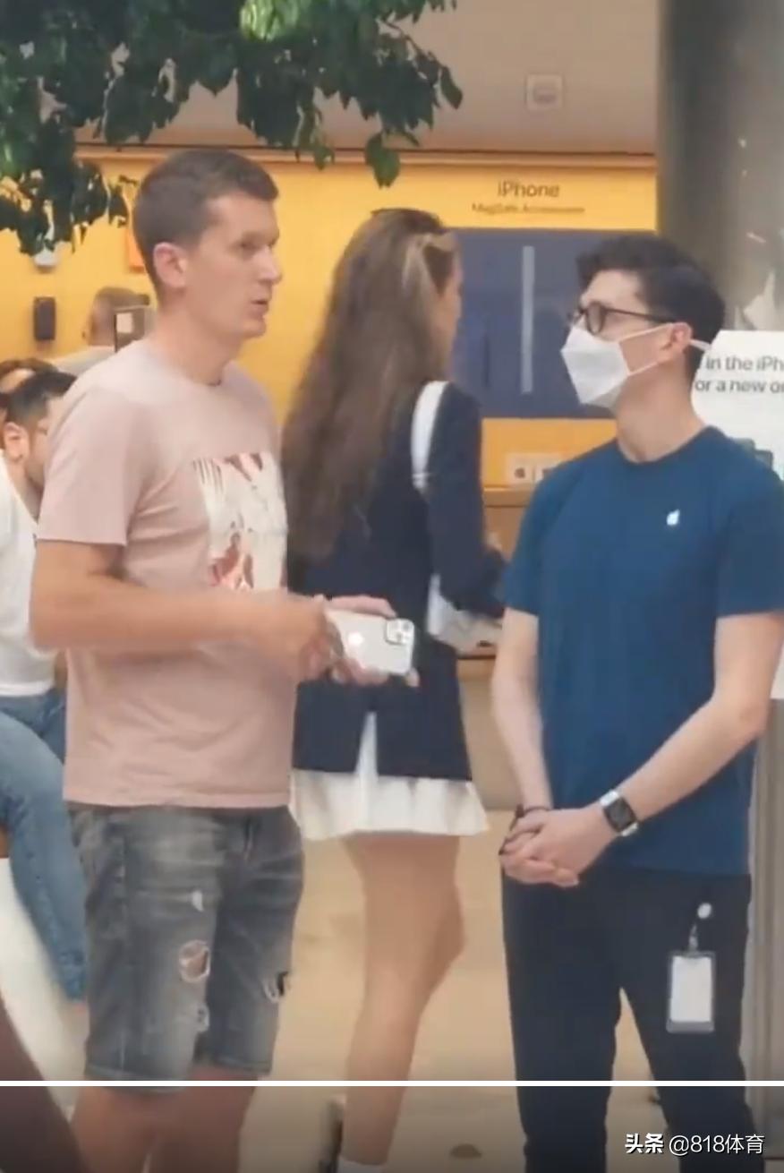 靓妹!谷爱凌LV学生装逛纽约第五大道,伦敦被偷2部手机苹果店补货