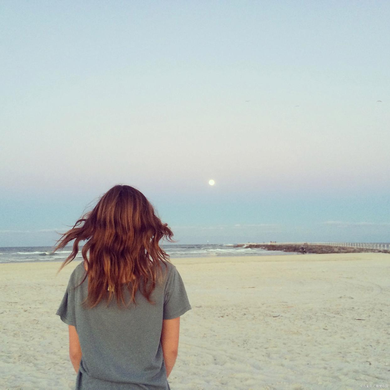 当“打擦边球”的女人遇到“占小便宜”的男人，谁技高一筹？