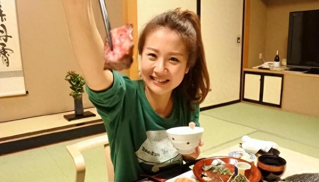 “网红模特”*筱雨张**,出道一年拍21套人体写真,现38岁仍单身未婚