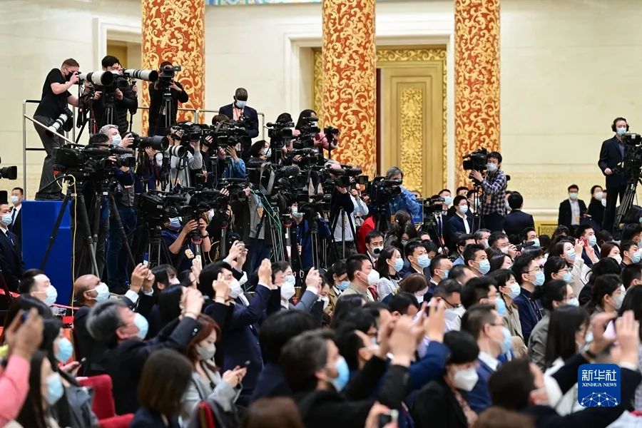 李强总理出席记者会并回答中外记者提问