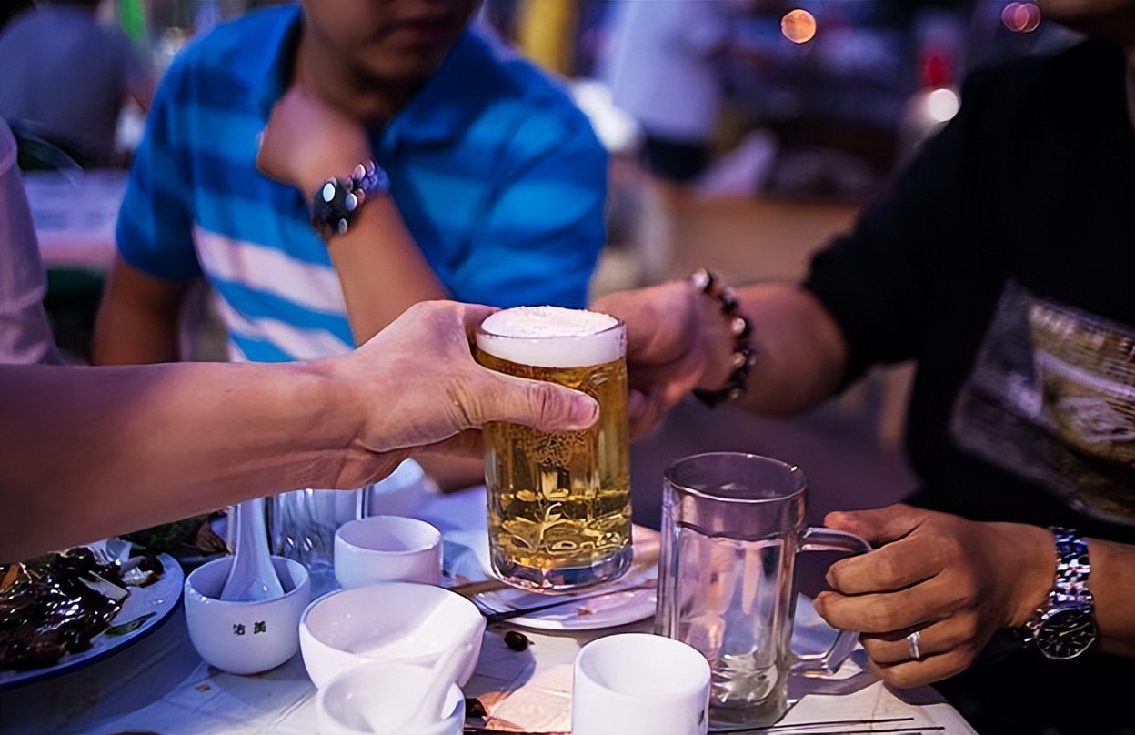 无论去谁家喝酒，这3件事切记不要做，不然再好的感情也会破裂
