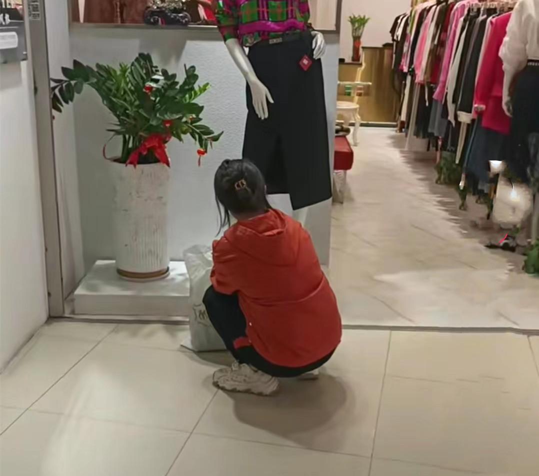 福建:女孩蹲在服装店前哭,两件衣服买1000多,老板不同意退款
