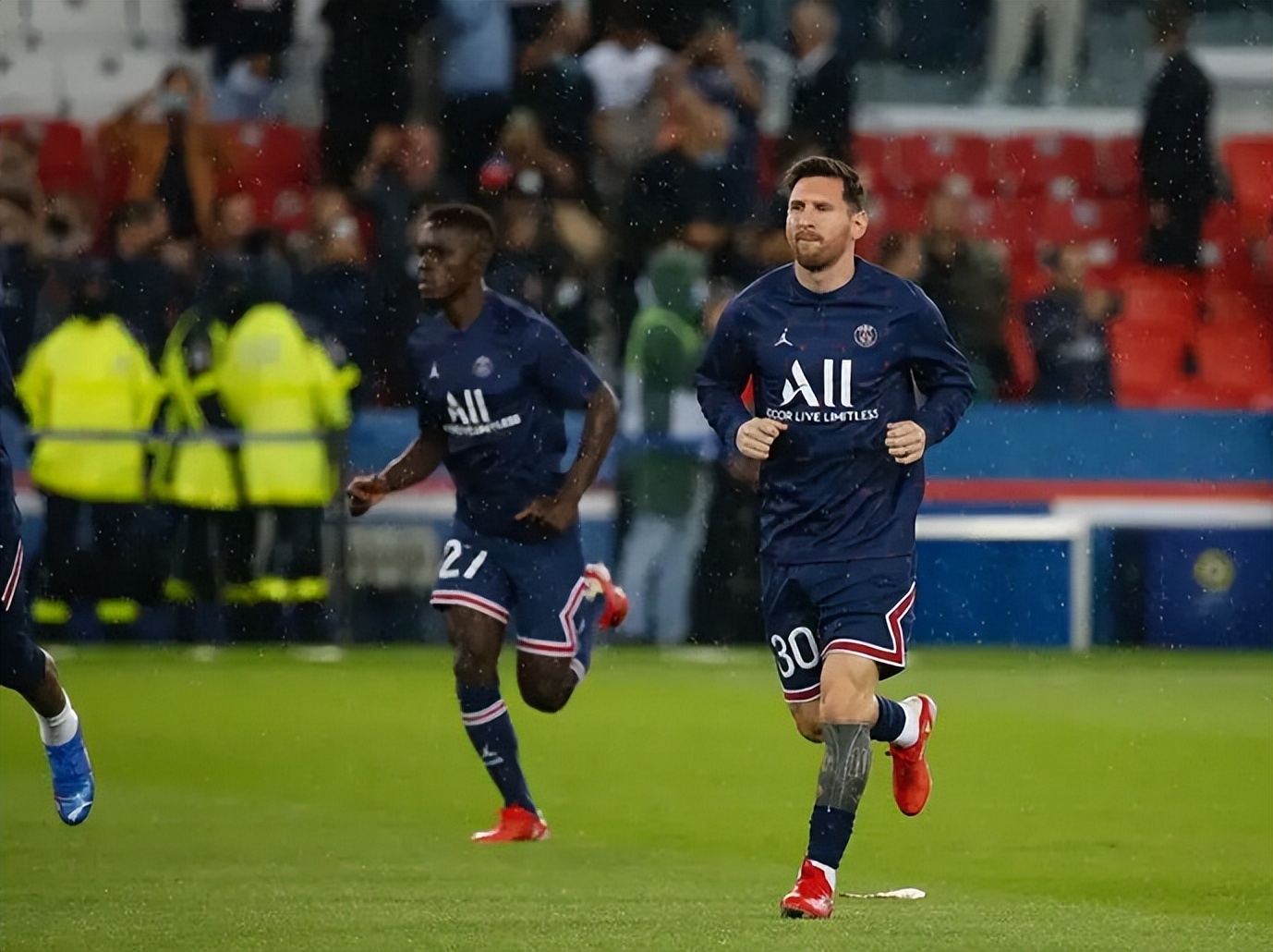 同时赢得欧冠和欧洲杯,同时获得欧冠和欧联冠军