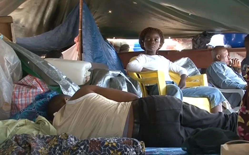 穷国地狱之船！无水无电无厕所，2000人挤爆还在上面生孩子