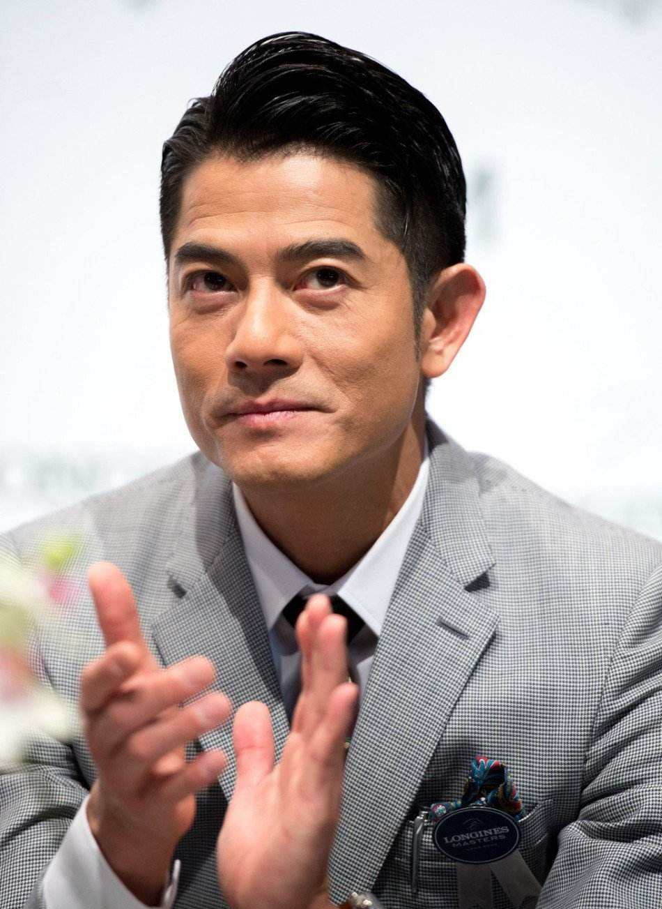 有美人尖下巴的明星,下巴不尖但很平的明星