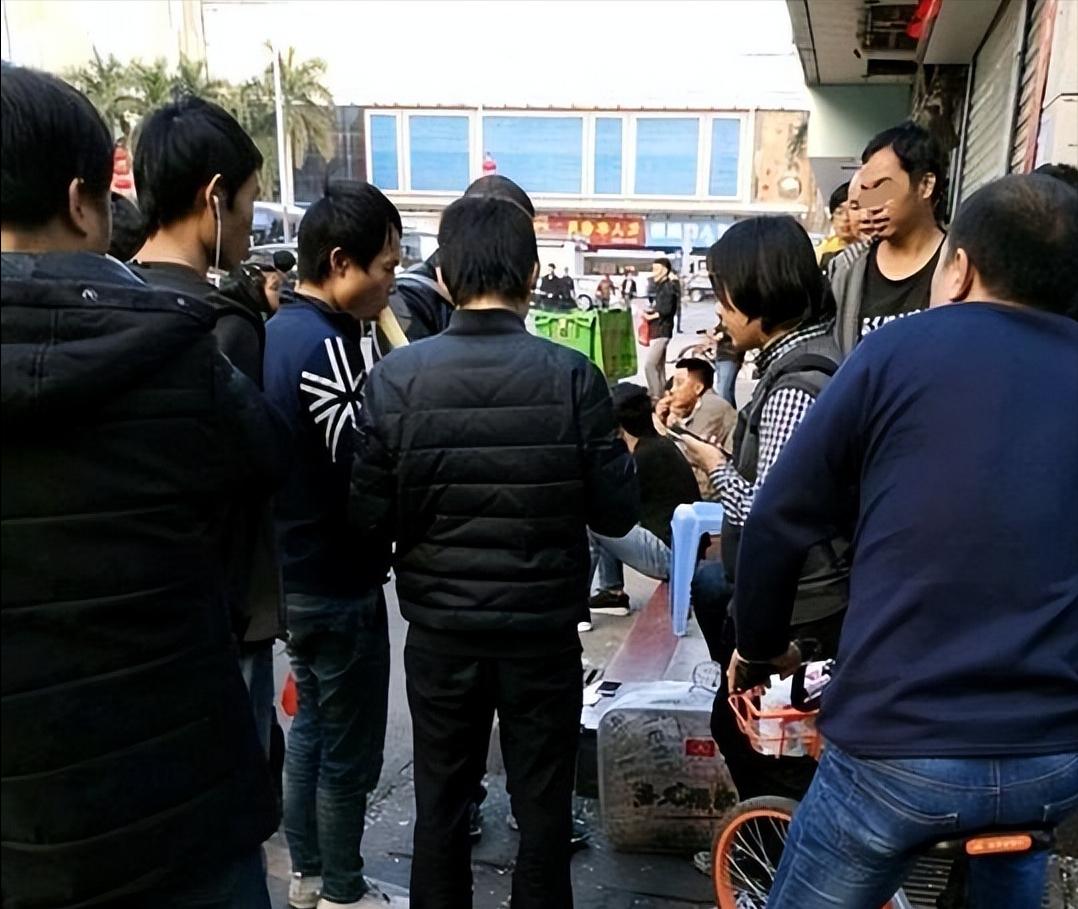 三和人才市场，里面的奢靡让人沉迷，“吃3元的面条睡着大街”