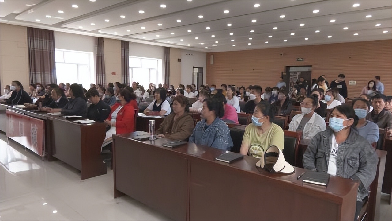 深入实施电子商务进农村综合示范,继续开展电子商务进农村示范