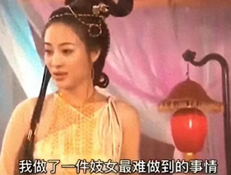 牛角胸罩,诱惑式舔刀尖,这些颠覆三观的镜头,看完让人一言难尽