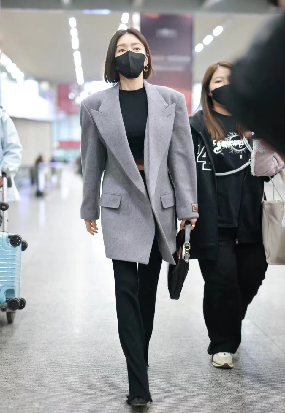 白月光秦岚的时尚穿搭优雅端庄,秦岚最新机场私服穿搭西装