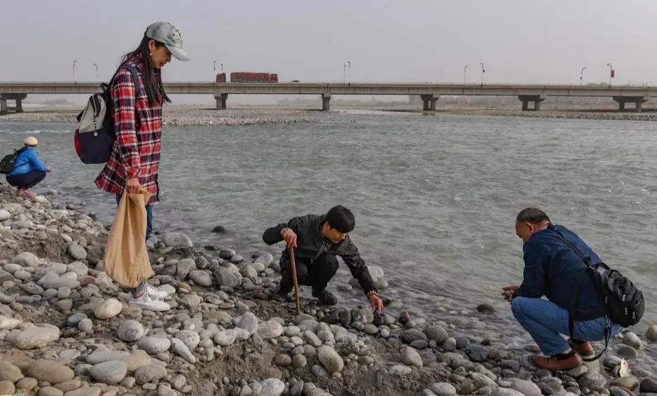 捡石头渐渐成为一种职业，挣钱吗？不少人发了