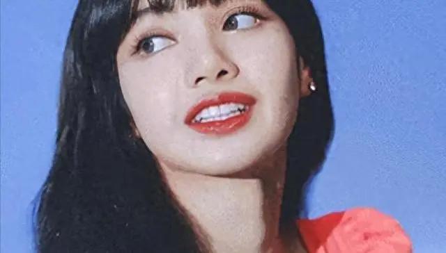 Lisa操作再引热议！晒大尺度照片、妆容变回泰妹，粉丝心疼其