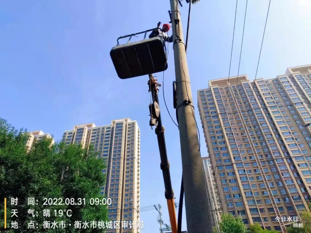 创城工作清除多余垃圾美化环境,创城清理窗户堆积物