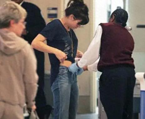 20年来，英国警方非法搜查15岁女孩*处私**，女性该如何保护自己呢？