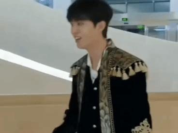 这种显眼包也能当爱豆？我不信，演的吧？