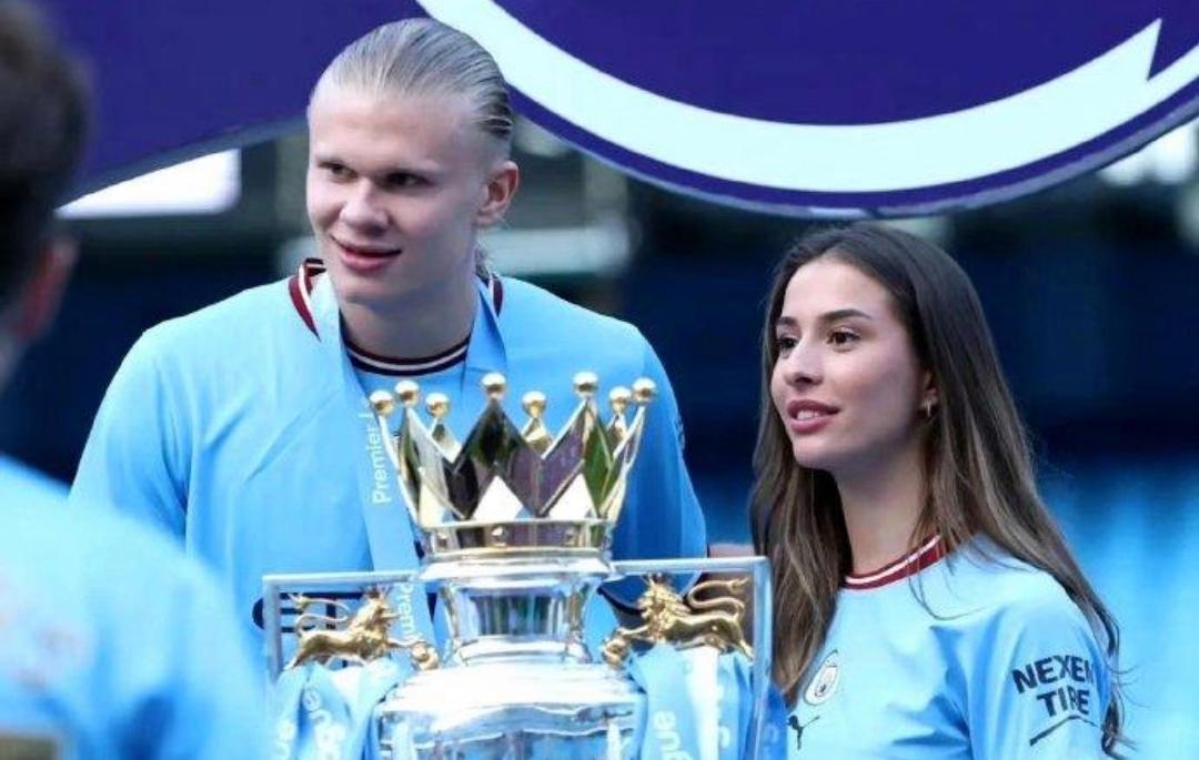 哈兰德带女友领奖视频,哈兰德带女友酒吧蹦迪