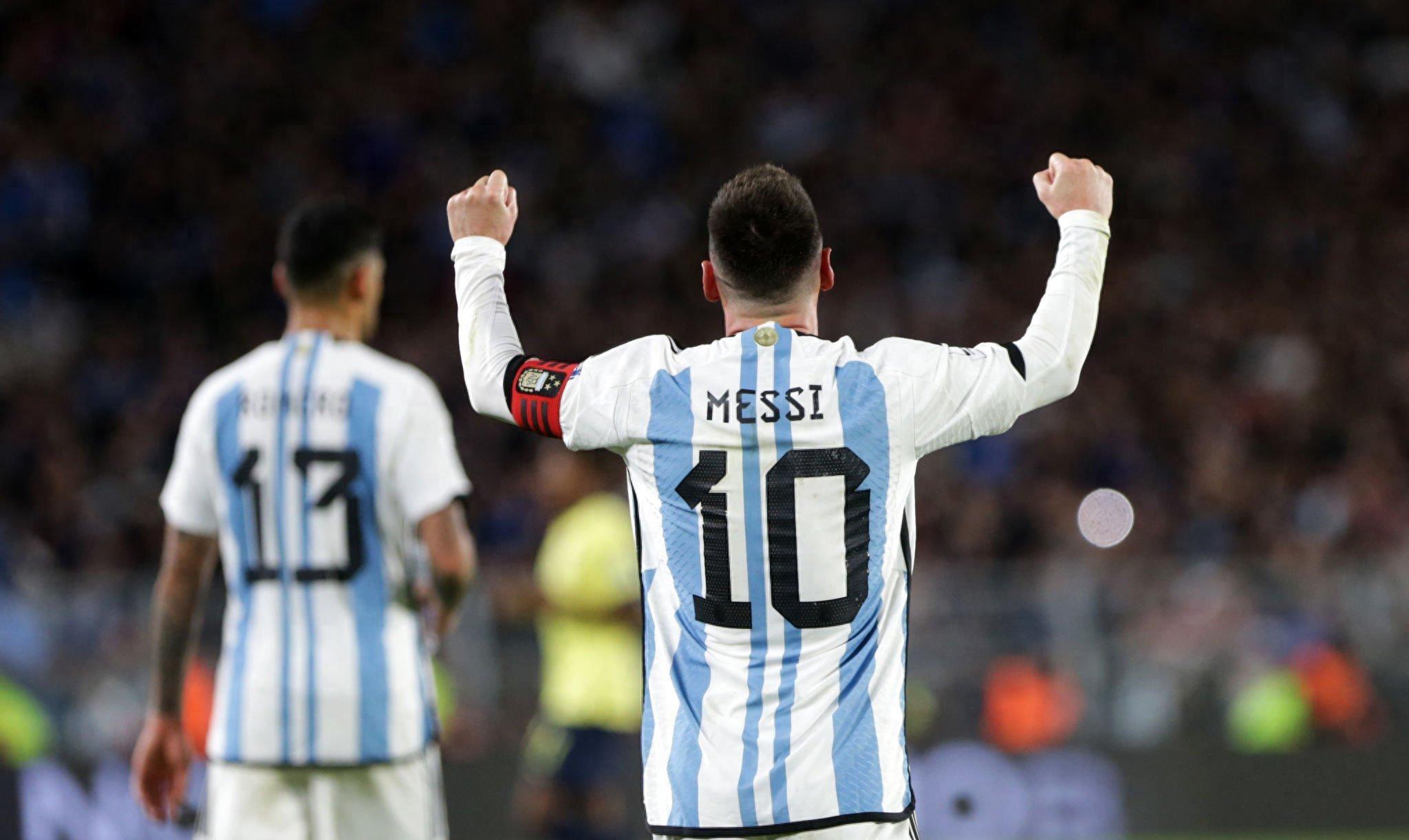 梅西痛苦倒地后挣扎爬回球场,梅西在比赛中呕吐