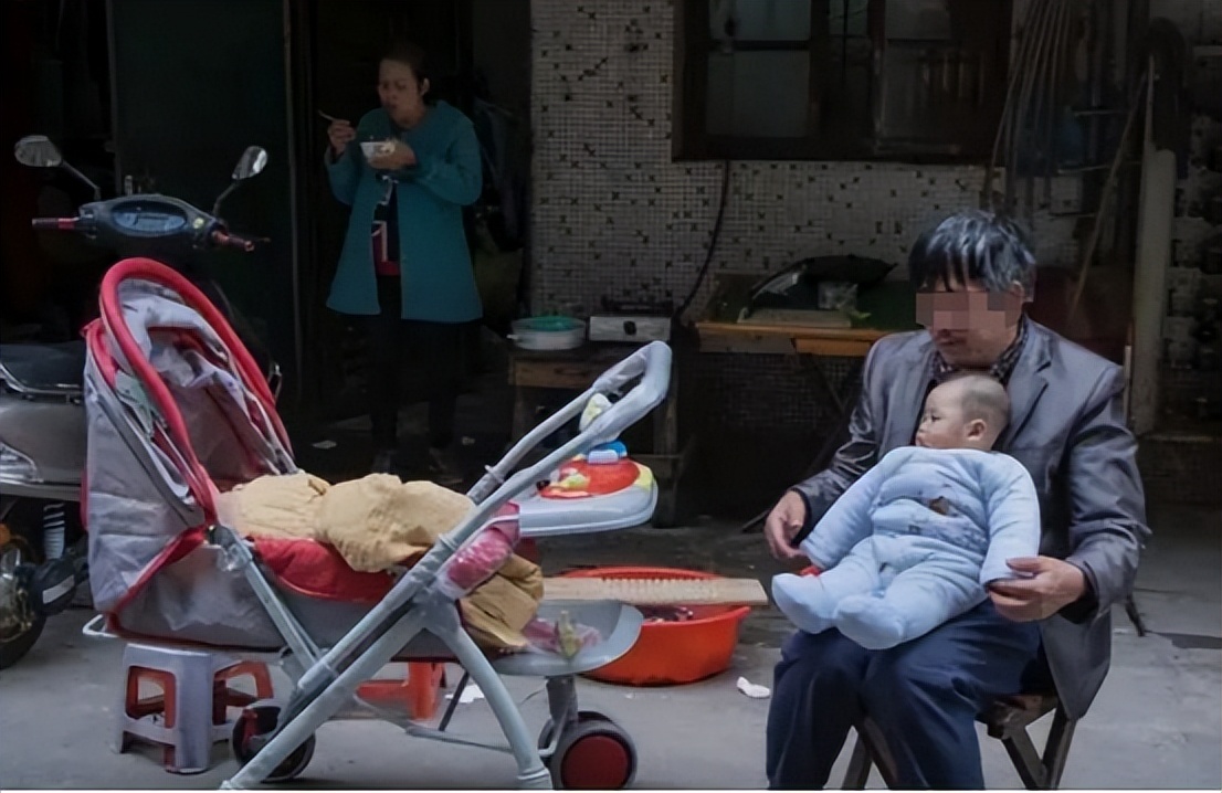 21年湖北男子花10万买洋媳妇，生下女儿上户口，警方：你被捕了