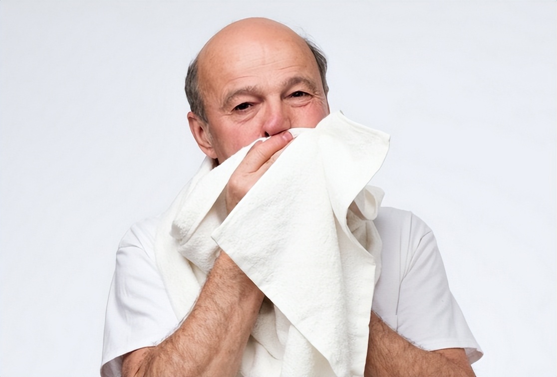 为什么人老了后容易出现老人味,人老为什么有老年味