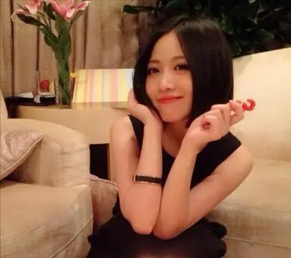 姚贝娜铜像图文,姚贝娜墓地雕塑