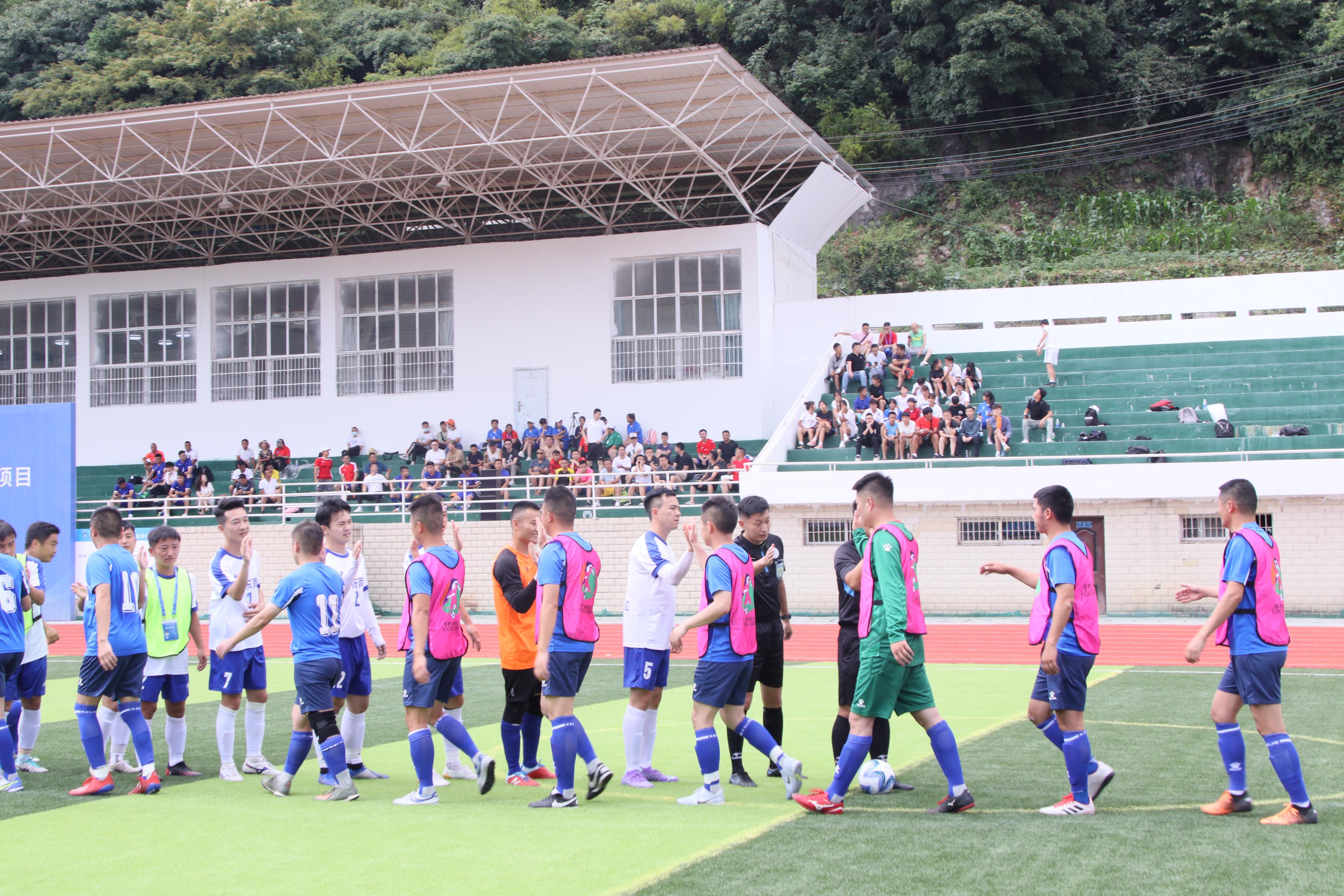 *情纵**驰骋绿茵场享受足球乐趣贵州省第十一届运动会群众项目五人制足球比赛开赛