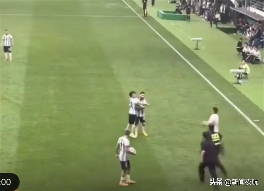 拥抱梅西小伙子笑着被抬走,欧冠梅西球迷冲进球场被抬走